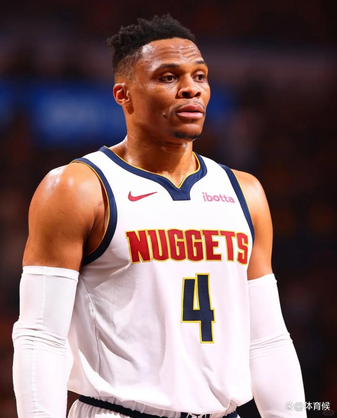 B席48次英超助攻超越阿圭罗，曼城队史仅次于丁丁和D席（B席英超助攻达48次，已超阿圭罗，曼城队史仅逊丁丁与D席）