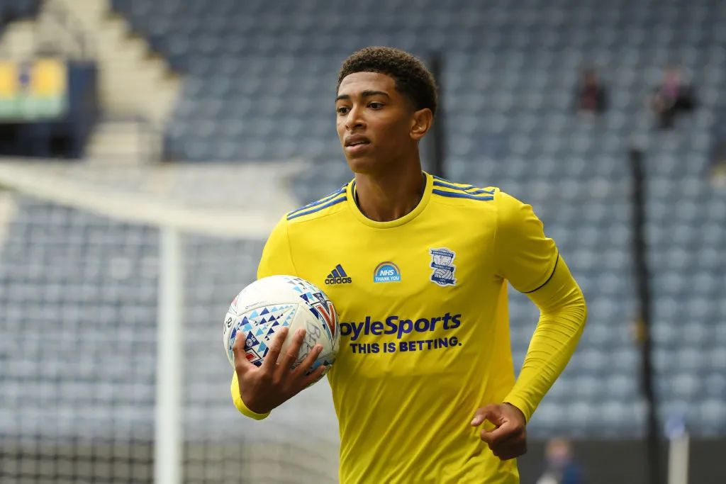 里程碑，亚泰37岁前锋谭龙已在中超出战200场比赛（中超200战达成！亚泰37岁前锋谭龙迎来里程碑）