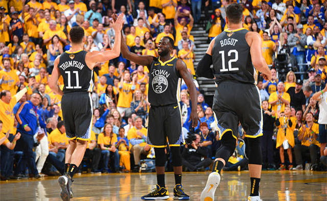 重庆球迷邀请“铁帅”李章洙吃火锅：李章洙很喜欢重庆的麻辣（重庆球迷邀“铁帅”李章洙品火锅：他称赞重庆麻辣）