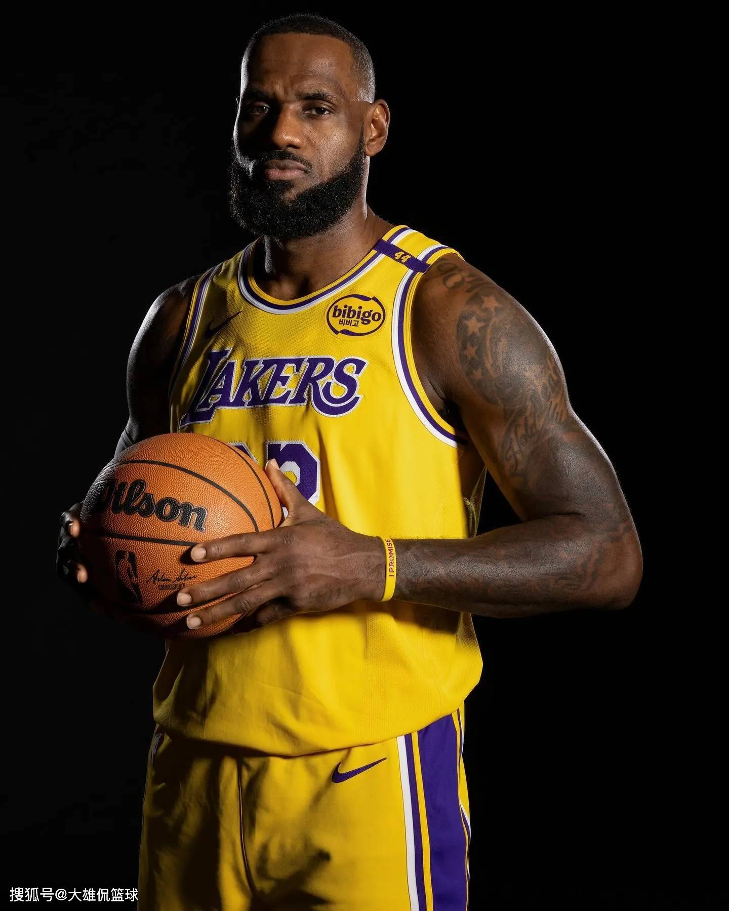 给爷整笑了，曼奇尼假意亲吻布鲁马多，将布鲁马多逗笑（曼奇尼作势亲吻布鲁马多，逗得对方大笑）