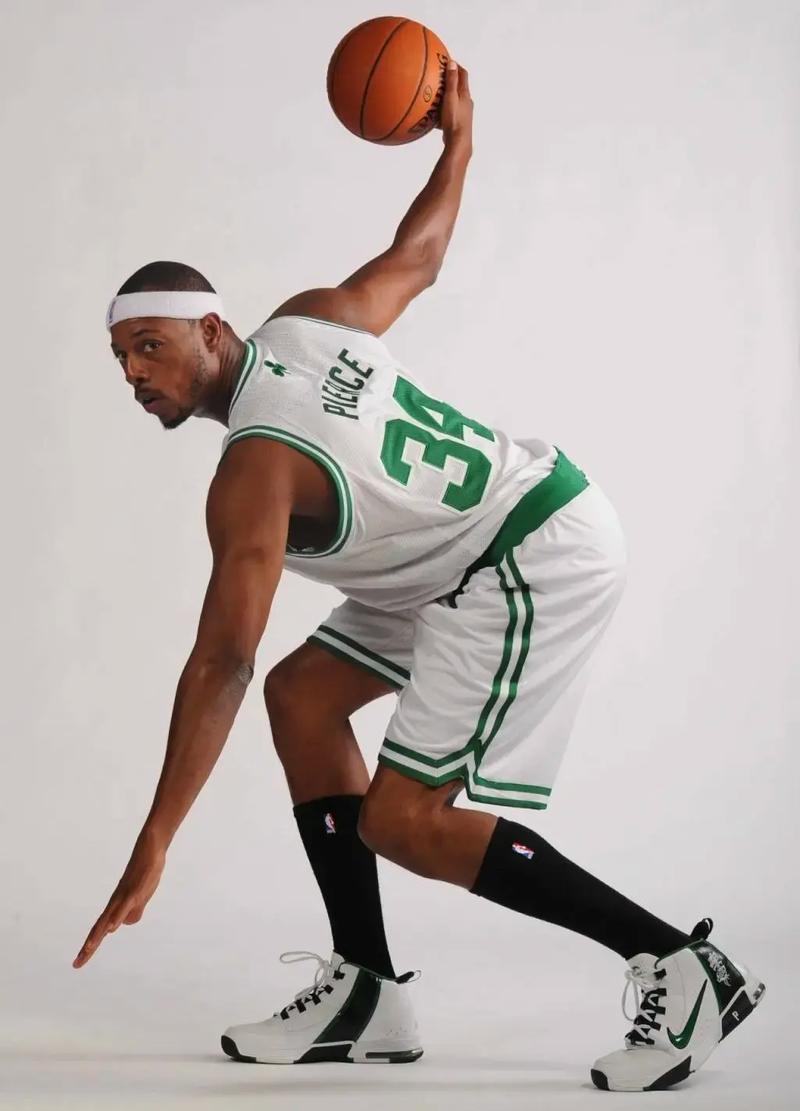 自吉鲁以来，姆巴佩是首位欧冠上演大四喜的法国球员（姆巴佩成为继吉鲁之后首位在欧冠上演大四喜的法国球员）