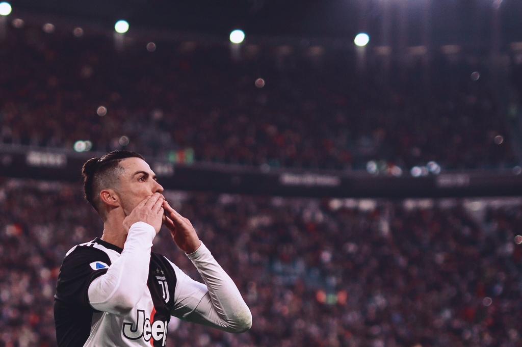 意媒：如果接受降薪，目前年薪600万欧的佩7可能与罗马续约（意媒：若接受降薪，年薪600万欧的佩7有望与罗马续约）