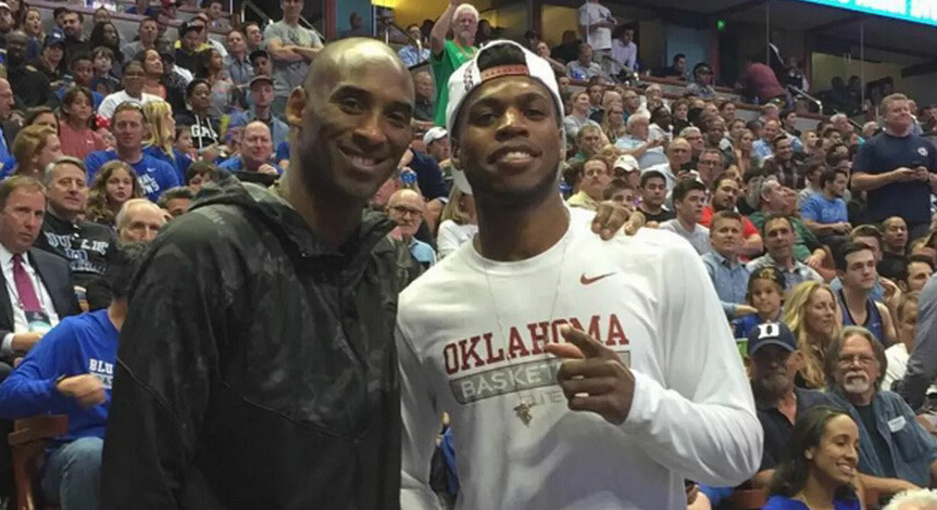 拜仁积极追求梅努，欲将其打造成欧冠核心，但曼联与意甲球队争夺，形势激烈。（拜仁力追梅努，欲塑欧冠核心，曼联与多支意甲球队竞逐，争夺白热化）